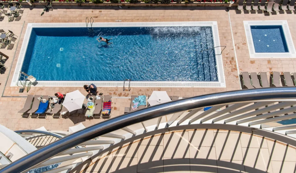 piscina hotel cesar